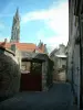 Senlis - Gepflasterte Strasse der Altstadt mit Durchgang, Häuser und Turm mit Pfeil (gotische Architektur) der Kathedrale