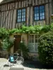 Senlis - Fahrrad, Rösensträucher (Rosen), Strauch, Kletterpflanze und altes Haus aus Fachwerk und Backstein