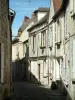 Senlis - Gepflasterte Strasse, gesäumt mit alten Häusern