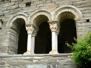 Serrabone priory - Sainte-Marie de Serrabona priory: arcades of the southern gallery of the cloister