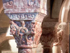 Serrabone priory - Sainte-Marie de Serrabona priory: carved capitals of the Romanesque rostrum of the church