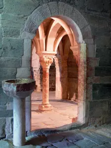 Serrabone priory - Sainte-Marie de Serrabona priory: Inside the church