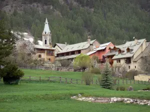 Serre-Chevalier - Serre-Chevalier 1400 (de Bez), ski (skigebied): kerktoren en huizen in het gehucht Le Bez, weilanden en bomen
