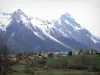 Serre-Chevalier - Serre-Chevalier 1500 (El Monetier-les-Bains), esquí (esquí): torre de la Iglesia de Nuestra Señora de la Asunción y casas en la aldea de Monetier-les-Bains, prados, árboles y las montañas cubiertas de nieve