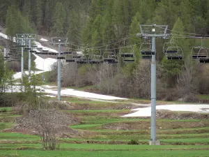 Serre-Chevalier - Serre-Chevalier 1500 (Le Monêtier-les-Bains), Ski-Station (Wintersportort): Sessellift (Sesselbahn), Bäume und Wiesen, im Frühjahr; im Nationalpark Écrins