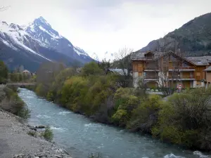 Serre-Chevalier - Serre-Chevalier 1500 (De Monetier-les-Bains), ski (ski resort): Guisane rivier, bomen langs het water, de bergen en chalets