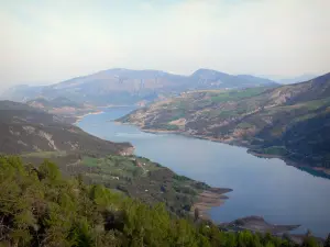 Serre-Ponçon lake - Lake (water reservoir) lined with hills