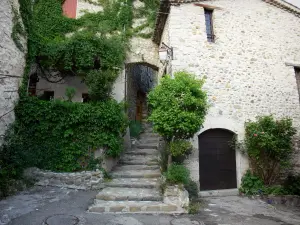 Serres - Escalier et maisons du village