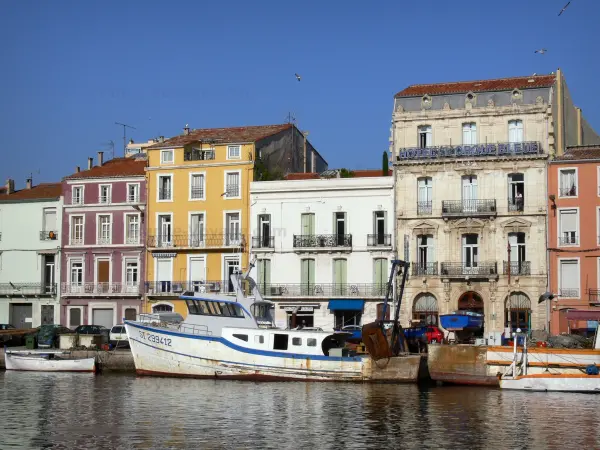 Sète - Houses (some with colourful facades), boats moored to the quay, canal