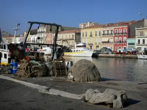 Sète - Fishing nets on the quay, moored boats, canal, houses with colourful facades