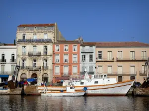 Sète - Maisons, bateaux amarrés au quai et canal