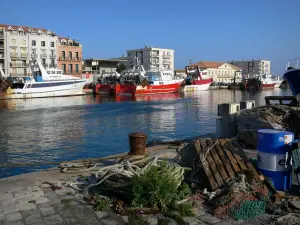 Sète - Dock, kanaal, afgemeerde boten en huizen