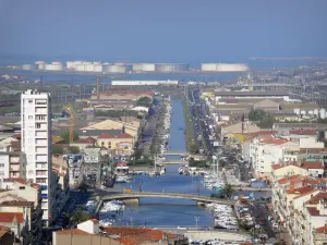 Sète - Ponts enjambant le canal, maisons et immeubles de la ville et port de commerce