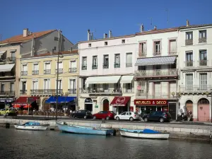 Sète - Maisons, terrasses de cafés, commerces, bateaux amarrés au quai, canal
