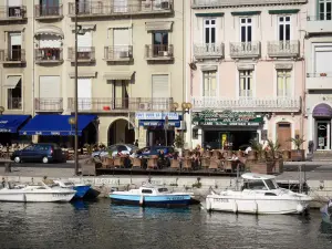 Sète - Buildings, cafe terraces, boats moored to the quay, canal