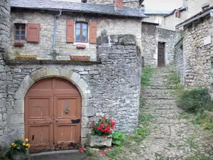 Sévérac-le-Château - Geplaveide straat en stenen huizen van het middeleeuwse