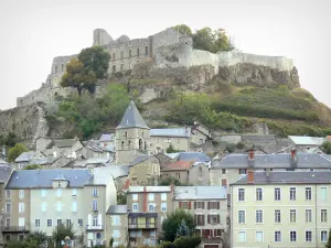 Sévérac-le-Château - Severac kasteel met uitzicht op de toren van de kerk van Saint-Sauveur en de daken van de middeleeuwse stad