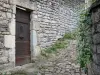 Sévérac-le-Château - Ruelle pavée et murs de pierre