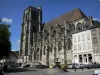 Sézanne - Chiesa di Saint-Denis con la sua torre gotica rinascimentale, Piazza della Repubblica con le sue fontane e le case