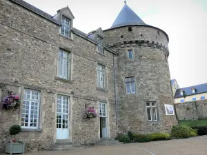 Sillé-le-Guillaume - Torre y fachada del castillo