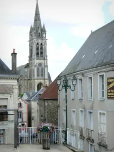 Sillé-le-Guillaume - Bell tower of the Notre-Dame church, lamppost and facades of houses in the town