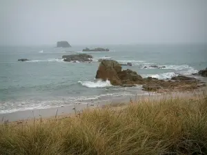 Sillon de Talbert - Du sillon de Talbert, vue sur les rochers environnants et la mer agitée (la Manche)