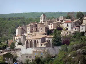 Simiane-la-Rotonde - Campanario de San Juan Iglesia de Sainte-Victoire y las casas del pueblo provenzal