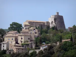 Simiane-la-Rotonde - Rotonda (mazmorra de un castillo medieval) y las casas del pueblo encaramado