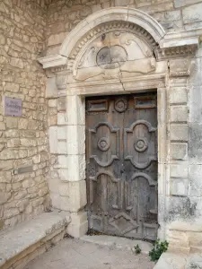 Simiane-la-Rotonde - Entrance to a residence, ancient door