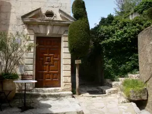 Simiane-la-Rotonde - Entrance to a house