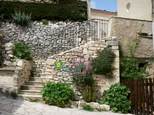 Simiane-la-Rotonde - Las paredes de piedra a lo largo de las escaleras de una casa