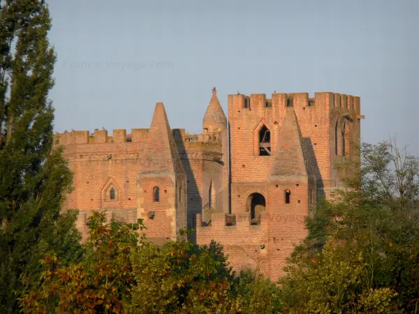 Simorre - Fortified brick church of Simorre (Notre-Dame abbey church) 