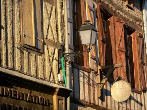 Simorre - Facades of the half-timbered houses 