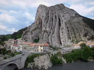 Sisteron - Rocher de la Baume (montagne de la Baume) surplombant les maisons situées au bord de la rivière Durance