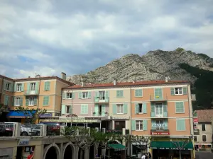 Sisteron - Maisons aux façades colorées de la vieille ville et montagne