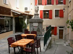 Sisteron - Fontaine, terrasse de café et maisons de la vieille ville