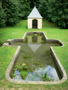Sito dell'abbazia di Élan - Cappella di San Roger si specchia nelle acque del bacino