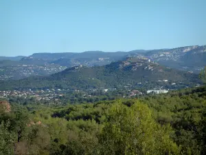 Six-Fours-les-Plages - Forêt, maisons, fort de Six-Fours et collines