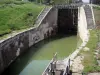 Sluizen van Fonséranes - Fonseranes 9 sluizen, wastafel op de voorgrond, boek het Canal du Midi