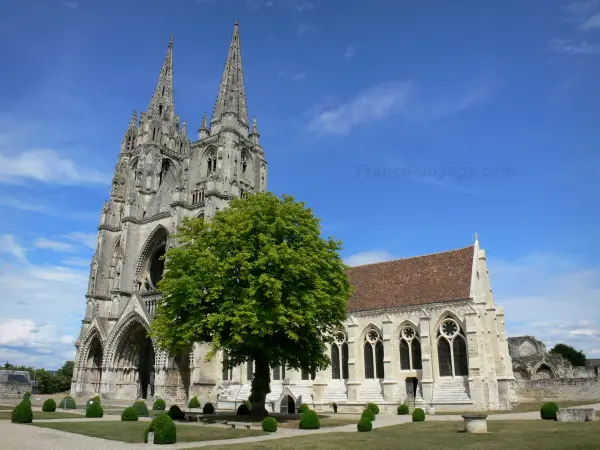 Soissons - Ancienne abbaye Saint-Jean-des-Vignes : façades de l'église abbatiale et du réfectoire