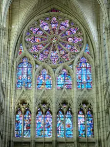 Soissons - Binnen in de kathedraal Saint-Gervais-et-Saint-Protais: ramen van noordertransept rozenvenster en de stralende