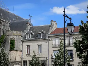 Soissons - Las fachadas de la ciudad, y la lámpara de la calle en primer plano