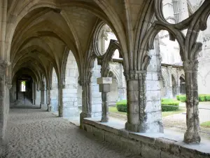Soissons - Ancienne abbaye Saint-Jean-des-Vignes : galerie du cloître