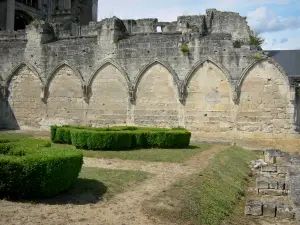 Soissons - Antigua abadía de Saint-Jean-des-Vignes: jardín del claustro