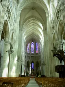 Soissons - Binnen in de kathedraal Saint-Gervais-et-Saint-Protais: schip en koor