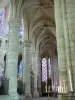 Soissons - Dentro de la catedral de Saint-Gervais-et-Saint-Protais: ambulatorio, el cierre del coro, vidrieras y velas