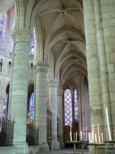 Soissons - Binnen in de kathedraal Saint-Gervais-et-Saint-Protais: ambulante, het sluiten van het koor, glas in lood en kaarsen