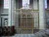 Soissons - Dentro de la catedral de Saint-Gervais-et-Saint-Protais: cierre del coro de hierro forjado