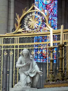 Soissons - Intérieur de la cathédrale Saint-Gervais-et-Saint-Protais : clôture du choeur en fer forgé, statue et vitrail