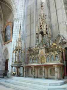 Soissons - Intérieur de la cathédrale Saint-Gervais-et-Saint-Protais : retable du croisillon nord du transept, et tableau L'Adoration des Bergers de Rubens